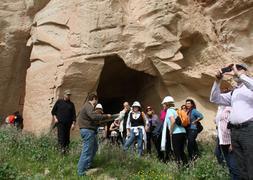 Los participantes en la ruta escuchan las explicaciones del arqueólogo de la Alcazaba. :: M. MANZANO/