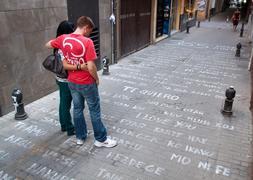 Una pareja va leyendo los diferentes 'te quiero' pintados sobre el empedrado. :: ALFREDO AGUILAR/