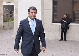 Ignacio Fernández-Sanz Amador, alcalde de Otura, a su llegada a los juzgados de Granada, el pasado mes de abril :: A. A./