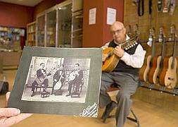 El nieto de José Recuerda, actual líder del Trío Albéniz, una formación que mañana conmemora su centenario encima de los escenarios. :: ALFREDO AGUILAR/