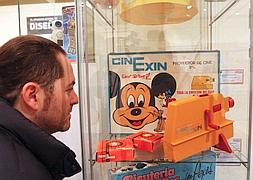 Un hombre observa un aparato de CineExin presente en la muestra. :: RAMÓN L. PÉREZ/