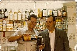 Manolo, a la izquierda, nunca tomaba copas :: CEDIDA A IDEAL/