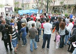 Personas de todas las edades, pero mayoritariamente jóvenes, se dieron cita en la plaza Juan Cassinello para secundar la protesta por una «democracia real ya». /MULLOR/