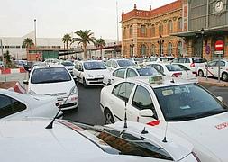 Taxis se concentran a las puertas de las antigua estación del ferrocarril en un acto de protesta del colectivo. :: IDEAL/