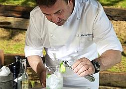 El cocinero Martín Berasategui prepara platos y gin tonics con el pepino 'snack My cubies' de la cooperativa Granada-La Palma. :: IDEAL/
