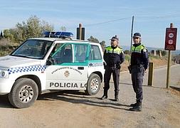 Efectivos de la Patrulla Verde junto a su vehículo. :: ENRIQUE/