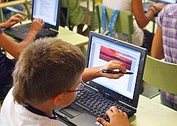 Cada vez más estudiantes dan sus clases con el libro digital. :: IDEAL/