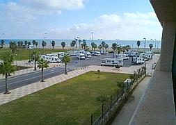 Los numerosas caravanas que estacionan en Playa Serena, generan malestar entre los vecinos. :: IDEAL/