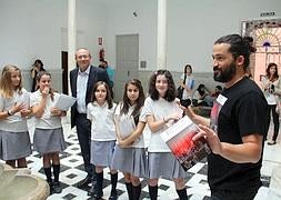 Un taller descubre a los niños de Granada la trastienda de un espectáculo flamenco