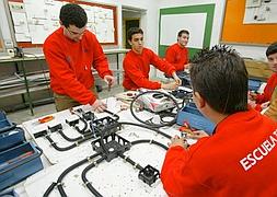 Alumnos de una escuela taller, en una foto de archivo. :: IDEAL/