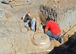 Investigadores trabajan en el yacimiento de Los Villares de Andújar. :: ideal/