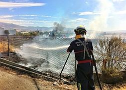 Los Bomberos trabajan en la extinción del fuego. / RAMÓN L. PÉREZ/