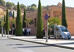 Familiares y amigos despiden a Rosa en el cementerio de Granada :: G. MOLERO/