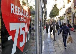 Uno de los primeros carteles de rebajas que se veían ayer, en la calle Mesones. :: RAMÓN L. PÉREZ/