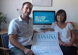 Sergio Arredondo y Vanesa Aguilera nos enseñan la tipografía 'Granaina'. :: J. E. C./
