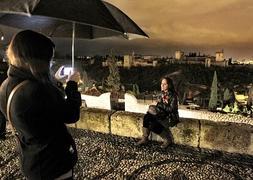 Turistas y granadinos han aprovechado para fotografiarse con la Alhambra a oscuras de fondo :: RAMÓN L. PÉREZ/
