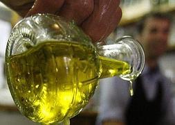 Aceitera rellenable en un restaurante. :: F. J. CANO/