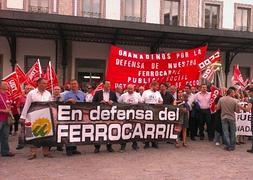 Centenares de personas se concentran contra la supresión de las líneas ferroviarias de media distancia