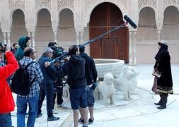 Álex Martínez, caracterizado como Boabdil, durante el rodaje en Granada de 'Isabel'. / GONZÁLEZ MOLERO/