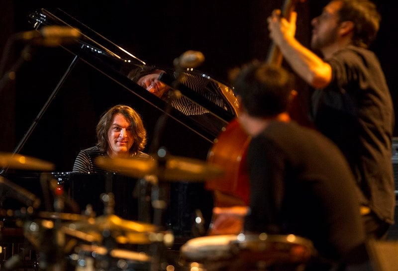 Dorantes mira a los músicos que lo acompañan durante el concierto de anoche en el Palacio de Carlos V. :: GONZÁLEZ MOLERO/
