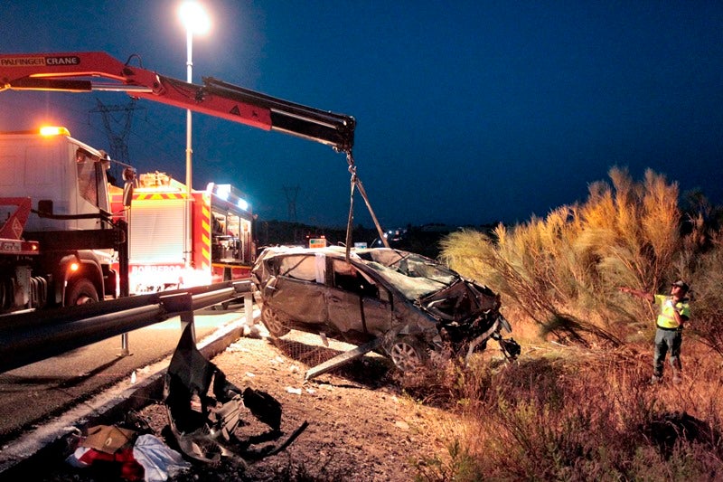 El coche accidentado es recogido por la grúa. :: RAMÓN L. PÉREZ/
