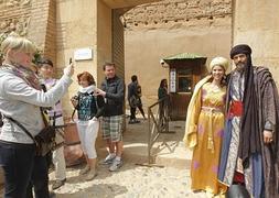 Los turistas fotografían a los actores en la Alhambra el pasado 23 de abril. :: RAMÓN L. PÉREZ/