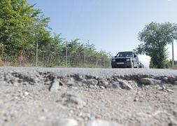 Un vehículo pasa por el tramo deteriorado del Camino de Purchil. :: ALFREDO AGUILAR/