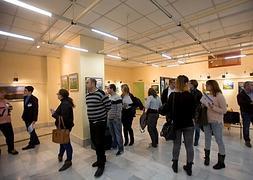 Candidatos esperando ser entrevistados por los empresarios en Almuñécar. :: J. MARTÍN/