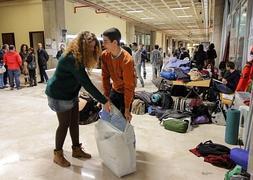 Universitarios se encerraron ayer por la noche en la Facultad de Filosofía y Letras. :: ALFREDO AGUILAR/