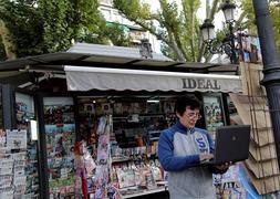 Remedios Garrido se conecta con su portátil a la red wifi en su quiosco de la capital. :: ÁLVARO RUBIO/
