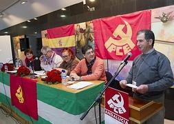 Diego Valderas, sentado, este domingo en Atarfe. / GONZÁLEZ MOLERO/