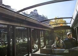 Turistas en el interior del tren turístico que une la ciudad con la Alhambra :: G. MOLERO/