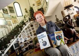 Kandy García Santos posa con su libro y unas guías de viajes en su casa de Carchuna. :: JAVIER MARTÍN/