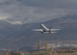 Uno de los aviones que operan entre Granada y Londres, de la compañía British Airways, despega con Sierra Nevada al fondo. :: G. MOLERO/