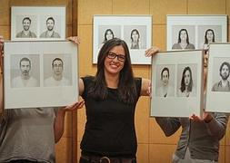 Leticia Ruiz, rodeada de fotos de su original exposición. :: RAMÓN L. PÉREZ/