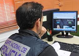 Un agente especializado en perseguir delitos en Internet, frente a su ordenador. :: IDEAL/