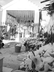 TUMBA DEL SANTO MANUEL. Falta espacio para colocar todas las flores que recibe./