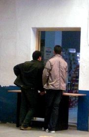 RECINTO FERIAL. Dos hombres esperan la comida. /E. S./