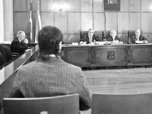 EN LA SALA. El acusado, de espaldas, ante los miembros del tribunal. /F. J. CANO/