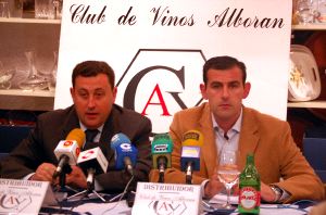 EN CASA. Francis compareció junto a Antonio Miras y bajo las camisetas de 'su vida'. /V. J. H. B./