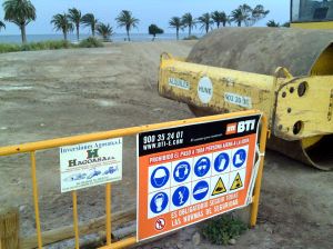 DENUNCIA. Maquinaria pesada utilizada en el entorno del yacimiento de Turaniana. / IDEAL/