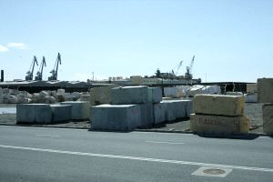 PUERTO. Imagen del muelle de Poniente que albergará la futura terminal de contenedores y que ahora se utiliza para almacenar mercancías. / J. J. MULLOR/
