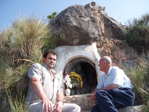 José Miguel Rosillo (izquierda) y Miguel Orellana, en el lugar donde se apareció la Virgen./