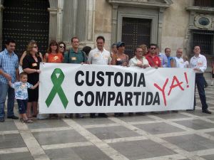 LUCHA. Miembros de la Asociación por la Custodia Compartida se manifiestan ante los juzgados de Plaza Nueva, ayer. / ANA BELÉN/