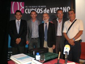 CURSO. Emilio Calatayud, a la derecha, junto a los organizadores del curso de Purchena. / IDEAL/