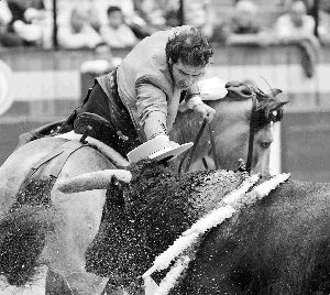 TORERO. Álvaro Montes se adorna ante el toro. /F. J. CANO/