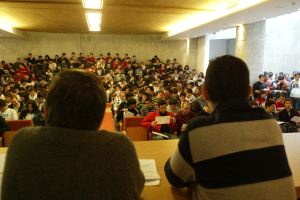 PREOCUPACIÓN. El salón se quedó pequeño. / FRAN SÁNCHEZ/