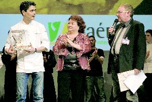 El cocinero ganador recoge el premio de manos de la vicepresidenta de Diputación, Pilar Parra. /IDEAL/