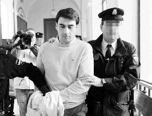 CONDENADO. Martín Javier O. es conducido por la Policía por la Audiencia de Jaén. /IDEAL/