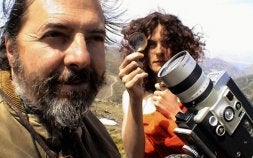 El poeta granadino Fernando de Villena junto a la Náyade, en el documental. / IDEAL/